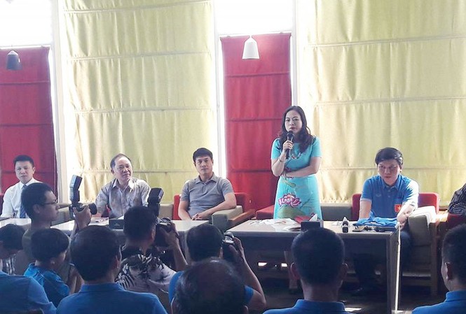 Đại sứ Việt Nam tại Myanmar thăm đội tuyển Việt Nam Đại sứ Luận Thuỳ Dương phát biểu trong chuyến thăm thầy trò HLV Nguyễn Hữu Thắng.