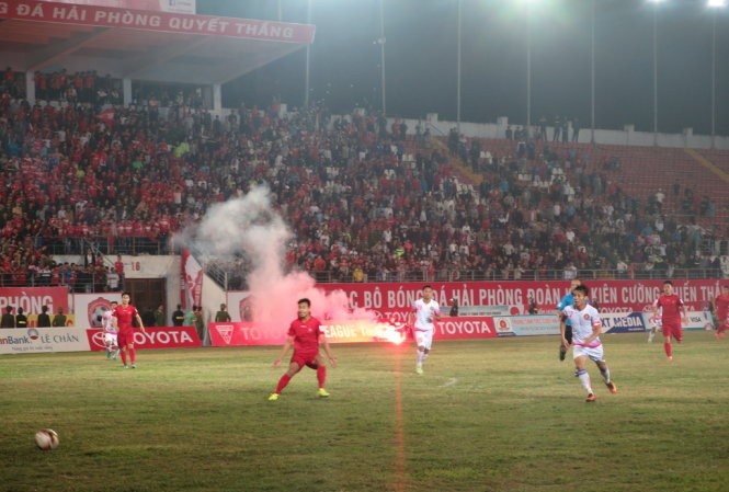 V.League 2017: Sân Lạch Tray bị phạt ngay sau vòng 1 BTC sân Lạch Tray bị phạt 20 triệu đồng vì khán giả ném pháo sáng
