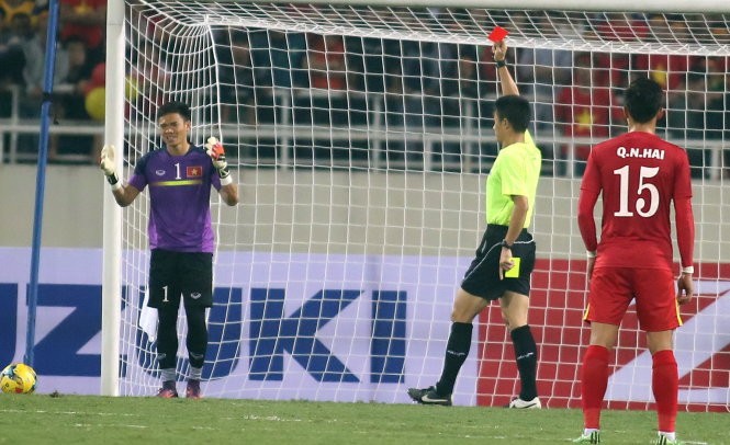 Nguyên Mạnh đánh nguội ở AFF Cup, VFF phải nộp phạt Nguyên Mạnh bị truất quyền thi đấu vì hành vi đánh nguội.