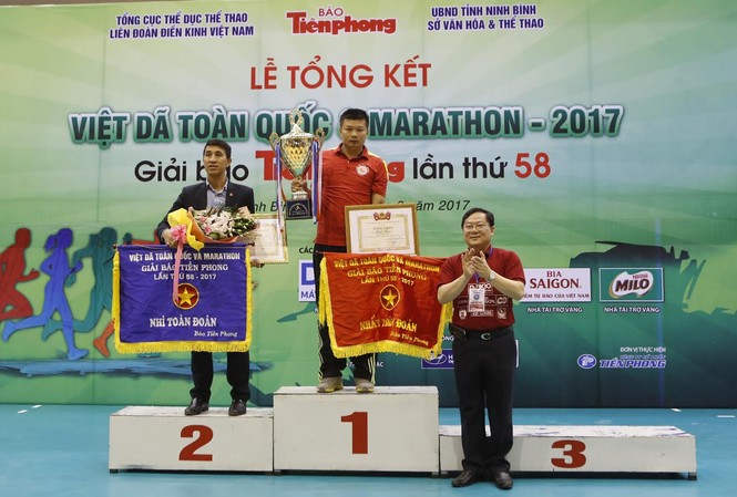 Bình Phước nhất toàn đoàn Việt dã Tiền Phong Tổng Biên tập báo Tiền Phong, Trưởng ban tổ chức giải, ông Lê Xuân Sơn trao Cup cho đại diện đoàn Bình Phước. Ảnh: Như Ý