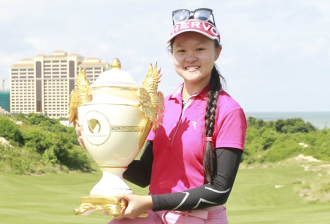 Golfer mang hai dòng máu Việt - Nhật đăng quang VJO 2017 Hanako Kawasaki nâng cúp vô địch VJO 2017