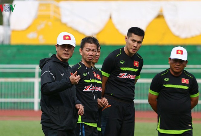 U22 Việt Nam sẽ cử 'trinh sát' theo dõi Thái Lan trước SEA Games HLV Hữu Thắng (trái) xác định Thái Lan là đối thủ mạnh ở bảng B SEA Games 29.