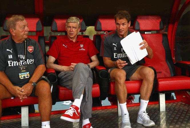 Fan “nổi đóa” vì thời trang thảm hoạ của HLV Wenger Fan “nổi đóa” vì thời trang thảm hoạ của HLV Wenger
