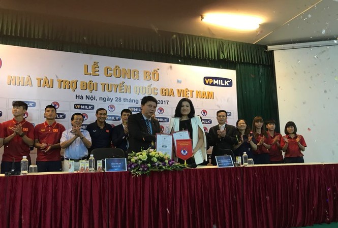 Hữu Thắng và U22 Việt Nam nhận quà trước SEA Games 29 Lễ ký kết hợp đồng tài trợ giữa VFF và Công ty Cổ phần Sữa chuyên nghiệp Việt Nam VPMilk.