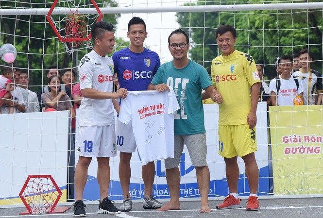 Sao trẻ CLB Hà Nội phô diễn kỹ thuật trên phố đi bộ thủ đô Quang Hải, Thành Lương và Văn Quyết chụp ảnh với người hâm mộ Hà Nội.