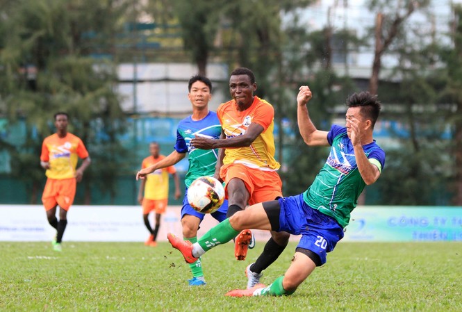 Quyết liệt bóng đá phủi Sài thành, “nóng” như V-League Một tình huống tranh chấp bóng trận African Team-Trường Giang FC chiều 23/9.