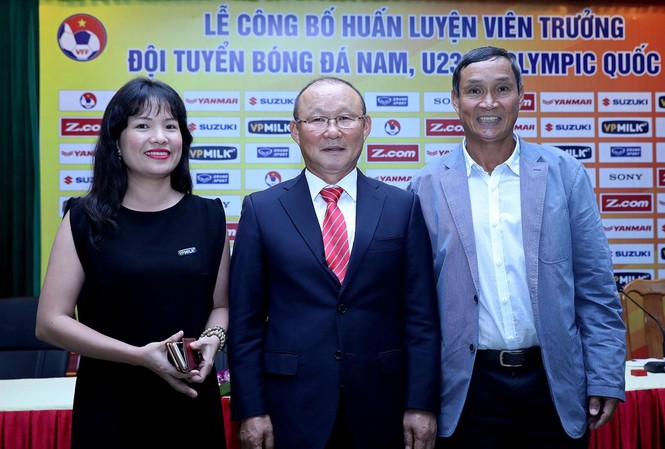 Ông Park Hang Seo mong được HLV Mai Đức Chung giúp đỡ Ông Park Hang Seo (giữa) muốn được hợp tác với HLV Mai Đức Chung.