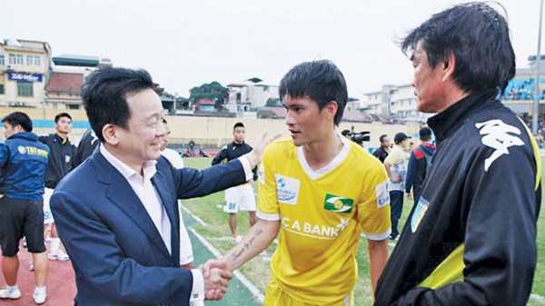 Nhìn lại vụ 'lật kèo' đình đám của Công Vinh với bầu Hiển Công Vinh đến với bầu Hiển vì tình yêu và thử thách mới, và cũng đến với bầu Kiên vì lý do tương tự.