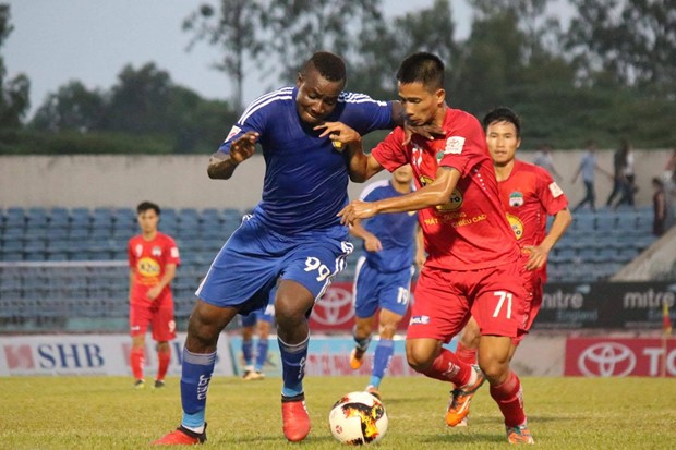 HAGL gieo sầu cho đội bóng nhà bầu Hiển Quảng Nam (áo xanh) bị HAGL cầm hoà 1-1 ngay trên sân nhà.