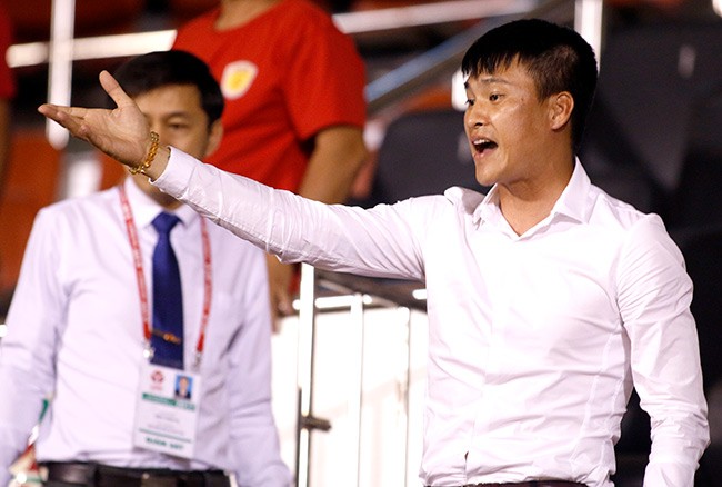 Công Vinh 2 lần thoát án, ông Petrovic và Thanh Hoá 'lĩnh đủ'? Chỉ trích trọng tài 2 lần nhưng quyền Chủ tịch CLB Tp Hồ Chí Minh chỉ bị nhắc nhở, trong khi HLV Thanh Hoá bị đề nghị xử phạt.