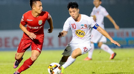 HAGL gần vô địch về thẻ phạt ở V-League Công Phượng (phải) ghi nhiều bàn thắng nhất cho HAGL với 7 pha lập công ở mùa giải năm nay.