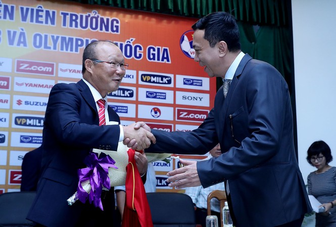 Vé xem trận ra mắt của HLV Park Hang Seo rẻ bất ngờ HLV Park Hang Seo (trái) sẽ ra mắt đội tuyển Việt Nam bằng trận đấu với Afghanistan ngày 14/11 tới.