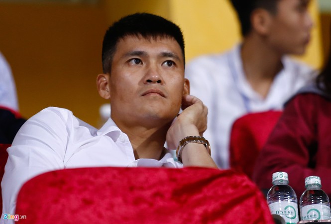 Công Vinh giải thích quyết định sa thải HLV Alain Fiard Khuôn mặt kém vui của Lê Công Vinh ở trận thua 0-4 CLB Hà Nội của đội bóng dưới quyền.
