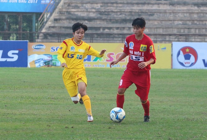 Đương kim vô địch TP.HCM I thắng nhọc nhằn Hà Nội I (áo đỏ) thắng đậm TP Hồ Chí Minh II 4-0 ở giải bóng đá nữ Vô địch quốc gia 2017.