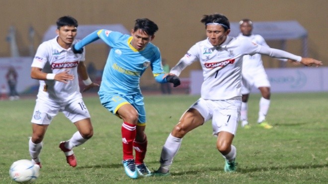 Khánh Hoà thất thế trước đối thủ Campuchia ở Mekong Cup Khánh Hoà (áo xanh) gặp bất lợi khi bị Boeung Ket Angkor cầm hoà 4-4 ở sân nhà.