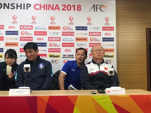 HLV U23 Hàn Quốc ca ngợi ông Park Hang Seo HLV Park Hang Seo và người đồng hương Kim Bong-gil ở buổi họp báo sáng 10/1 tại Côn Sơn.