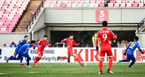 Các đội Đông Nam Á nếm trái đắng ở trận mở màn U23 châu Á Thái Lan (áo xanh) gục ngã ngay trận mở màn.