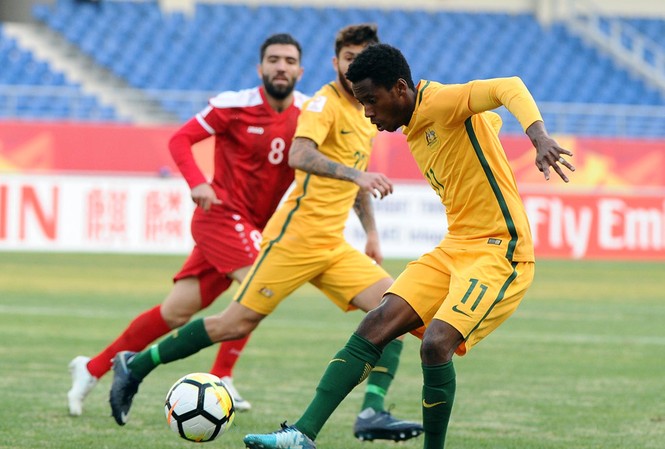 Australia nhận tin xấu trước trận gặp U23 Việt Nam U23 Australia (áo vàng) đang dẫn đầu bảng D với 3 điểm sau chiến thắng 3-1 U23 Syria.