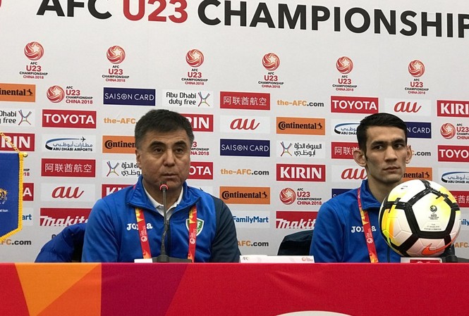 HLV Uzbekistan: 'U23 Việt Nam chắc chắn rất mạnh' HLV Ravshan Khaydarov (trái) ở cuộc họp báo sáng 27/1 tại Thường Châu.