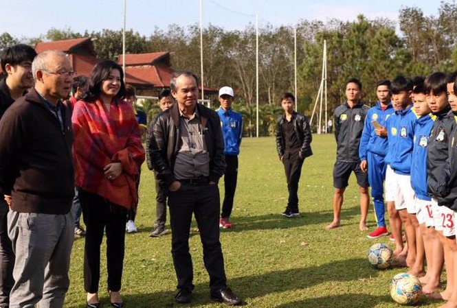 Đón HLV Park Hang Seo, bầu Đức lại nói chuyện World Cup HLV Park Hang Seo tại CLB HAGL của bầu Đức.