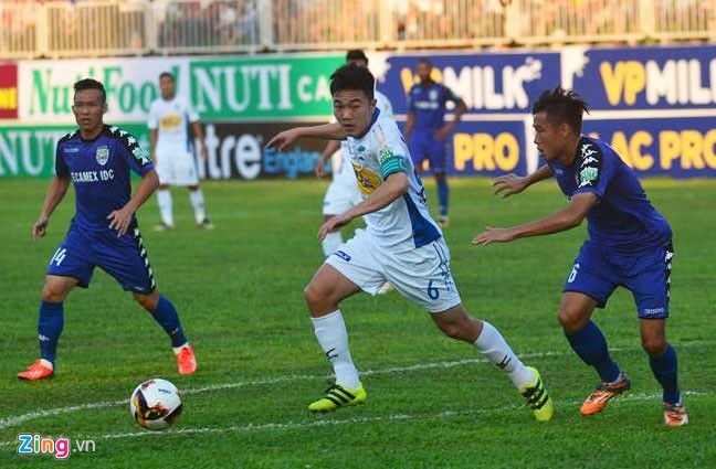 HAGL chia điểm Bình Dương trong ngày khai mạc V-League 2018 Lương Xuân Trường đi bóng giữa hai cầu thủ Bình Dương ở trận đấu chiều 10/3 trên sân Pleiku.