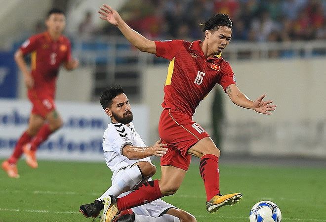 Công Phượng bị AFC nhầm ghi bàn cho đội tuyển Việt Nam Công Phượng bị cầu thủ Jordan truy cản ở trận đấu tối 27/3. Ảnh: Zing