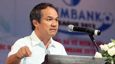 HLV Lê Thuỵ Hải nói gì về án phạt của bầu Đức với Tăng Tiến? Bầu Đức cấm thi đấu Tăng Tiến vì phạm lỗi thô bạo.