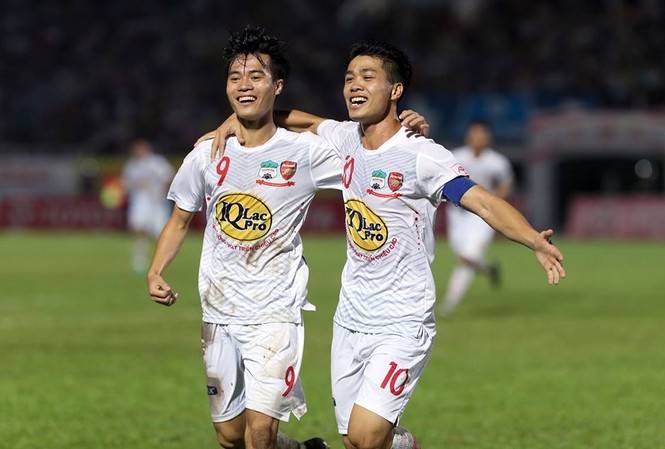 Sao HAGL tiết lộ cách dùng tiền thưởng của U23 Việt Nam Văn Toàn và Công Phượng đang là những trụ cột của HAGL.