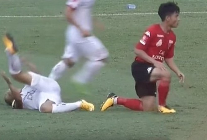 Cầu thủ Long An bị treo giò 5 trận vì đá thô bạo Dương Văn Hào nằm trên sân sau pha vào bóng của Huỳnh Tấn Tài hôm 4/5.