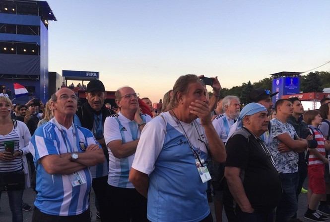 CĐV Argentina: Sao cảnh sát không bắt béng... HLV Sampaoli Các CĐV Argentina không tin được vào kết quả của đội nhà trước Croatia.
