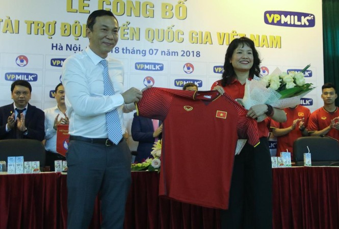 HLV Park Hang Seo đặt mục tiêu gì ở Asiad 2018? Phó chủ tịch phụ trách chuyên môn VFF Trần Quốc Tuấn và Giám đốc đối ngoại VPMilk Nguyễn Thu Ngọc tại lễ công bố nhà tài trợ cho các ĐTQG.