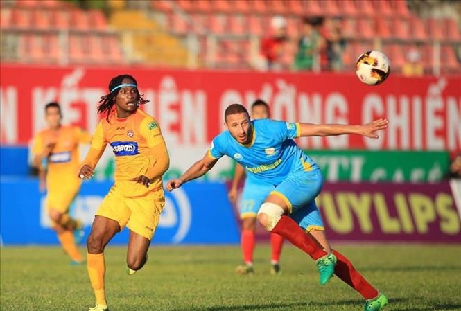 Khánh Hoà lỡ nhịp, Hà Nội tiến sát chức vô địch V-League Khánh Hoà (phải) bị Hải Phòng cầm hoà 0-0 ở trận đấu thuộc vòng 20 Nuti Cafe V-League 2018, diễn ra chiều 22/7 trên sân Nha Trang.
