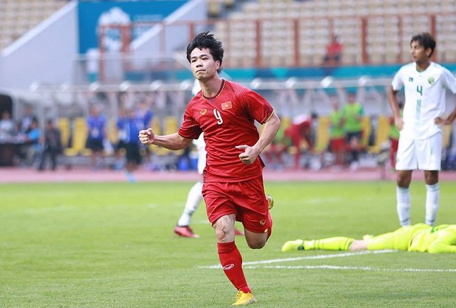 Olympic Việt Nam thắng '3 sao' Pakistan ở trận ra quân ASIAD 18 Công Phượng ăn mừng bàn thắng sau 2 lần sút hỏng penalty. Ảnh: Tiểu Phùng