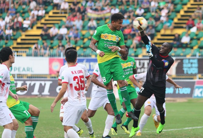 Cần Thơ rớt hạng, Nam Định tranh play-off với đội bóng nhà bầu Hiển Cần Thơ (áo xanh) rớt hạng V-League sau trân hoà 1-1 với Nam Định.
