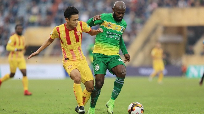 Nam Định và Hà Nội B tranh suất V-League 2019 trên sân Vinh Nam Định (trái) được đánh giá cao hơn so với Hà Nội B của ông bầu Đỗ Quang Hiển ở trận play-off 2018.