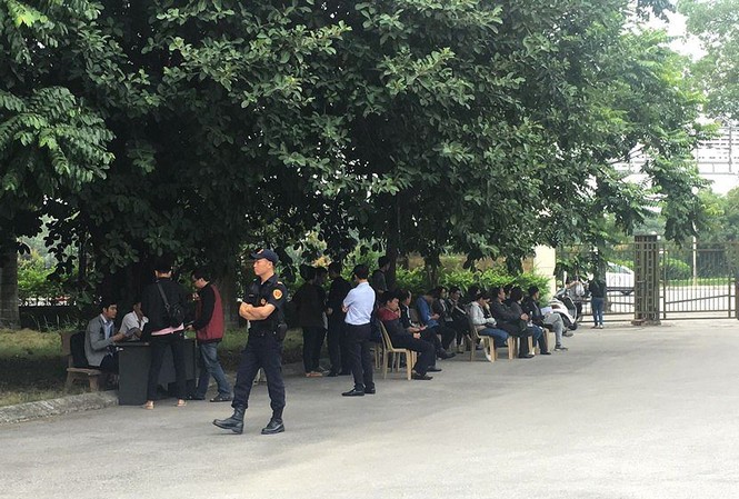 Phát hoảng với nhu cầu mua vé trận Việt Nam-Malaysia ở AFF Cup 2018 Xếp hàng chờ nhận vé mua qua đường internet tại trụ sở LĐBĐVN (VFF) hôm 9/11.