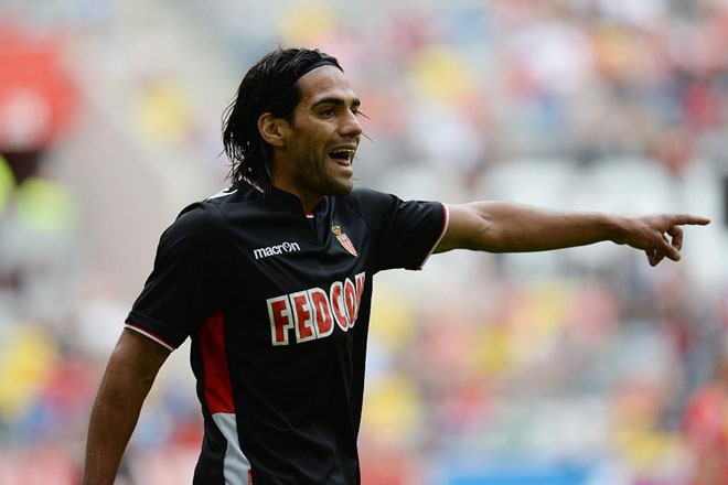 Tỷ phú mua Falcao làm quà cho Valencia Peter Lim sẵn sàng chi đậm để đưa Falcao về Valencia