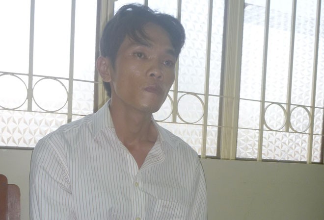 Dùng điện thoại lừa lấy 40 thùng bột ngọt Tấn Công tại cơ quan công an.