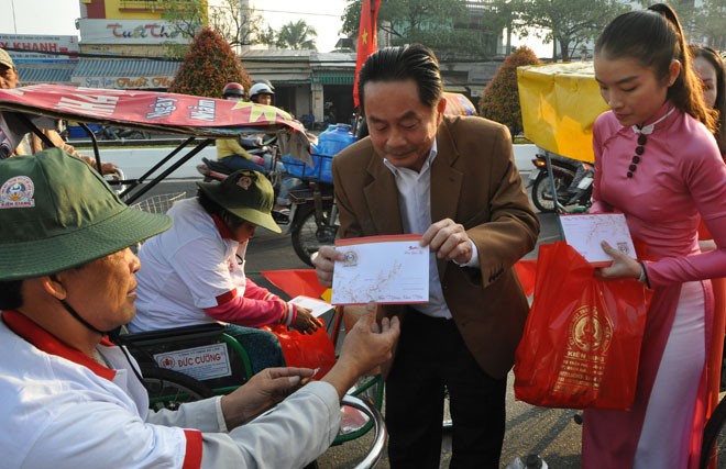 Chúc tết và tri ân người khuyết tật bán vé số Giám đốc Cty Xổ số Kiên Giang ông Võ Văn Tuấn trao quà cho người khuyết tật