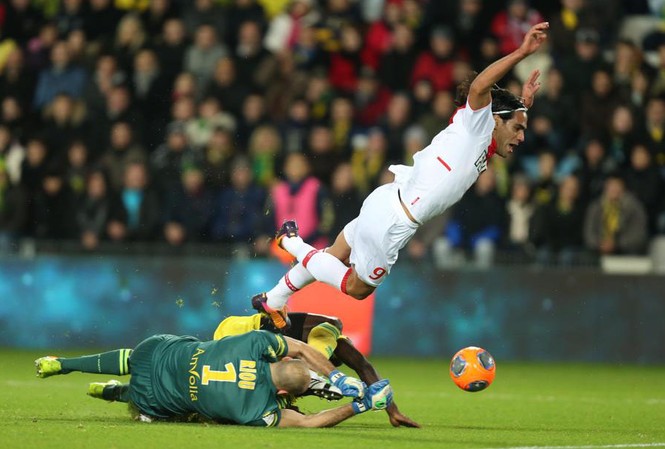 AS Monaco bỏ tiền mua 'yên ổn' ở Ligue 1 AS Monaco (áo trắng) không còn bị chính sách thuế má ngáng đường ở Ligue 1