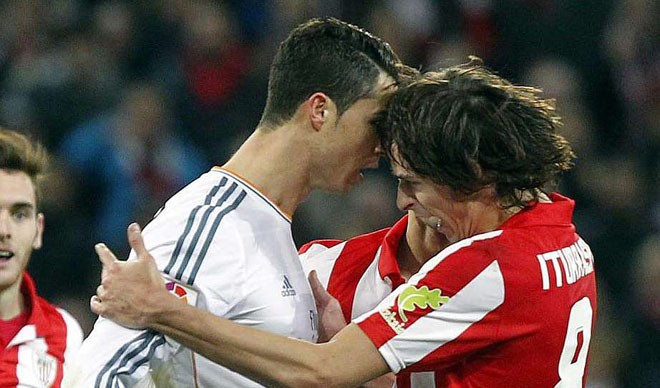 Ronaldo nhận thẻ đỏ, Real mất điểm Ronaldo va chạm với cầu thủ đối phương
