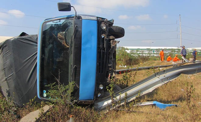 Mất phanh, xe tải “làm xiếc” trên cầu vượt Hiện trường vụ tai nạn