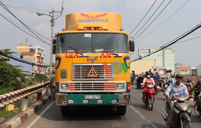 Container va chạm xe máy, người phụ nữ chết thảm Chiếc xe container trong vụ tai nạn.