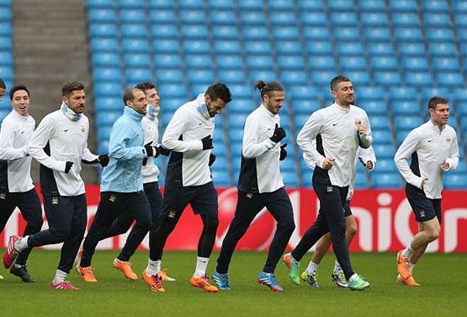 Barca - Man City: Trận đấu của 800 triệu euro Các cầu thủ Man City chuẩn bị cho trận đấu.