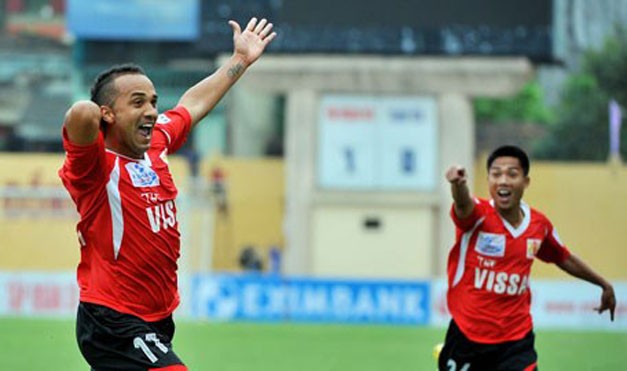 Đá đối phương bất tỉnh, cầu thủ Ninh Bình bị phạt nặng Ngoại binh nhập tịch Đinh Văn Ta của Ninh Bình (trái) bị treo giò dài hạn.