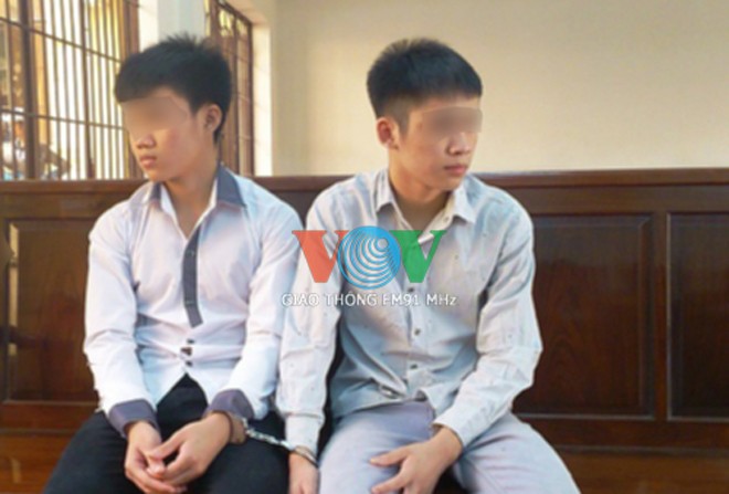 Đi nhậu thâu đêm cùng bạn, bé gái bị xâm hại tình dục Hai bị cáo tại phiên tòa
