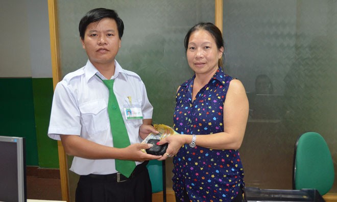 Lái xe taxi trả lại 100 triệu đồng cho khách bỏ quên Đại diễn hãng xe taxi trao trả số tài sản cho chị Diệu.