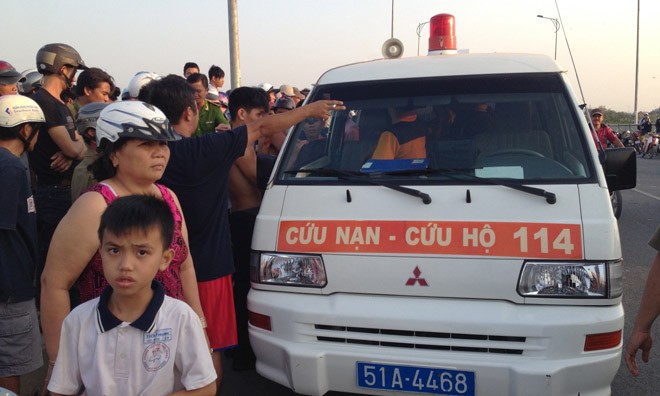 Bàng hoàng chứng kiến nam thanh niên nhảy cầu tự tử Lực lượng chức năng tìm kiếm nạn nhân.