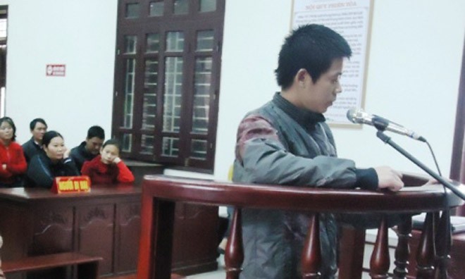Cho bé gái hàng xóm xem phim sex rồi hiếp dâm Bị cáo Nguyễn Quang Quân trước vành móng ngựa.