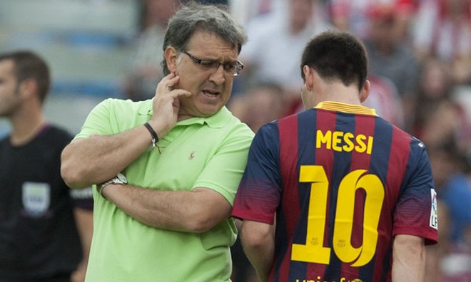 Messi 'đá ghế' ông thầy Martino? Messi muốn Tata Martino rời Barcelona cho khuất mắt.